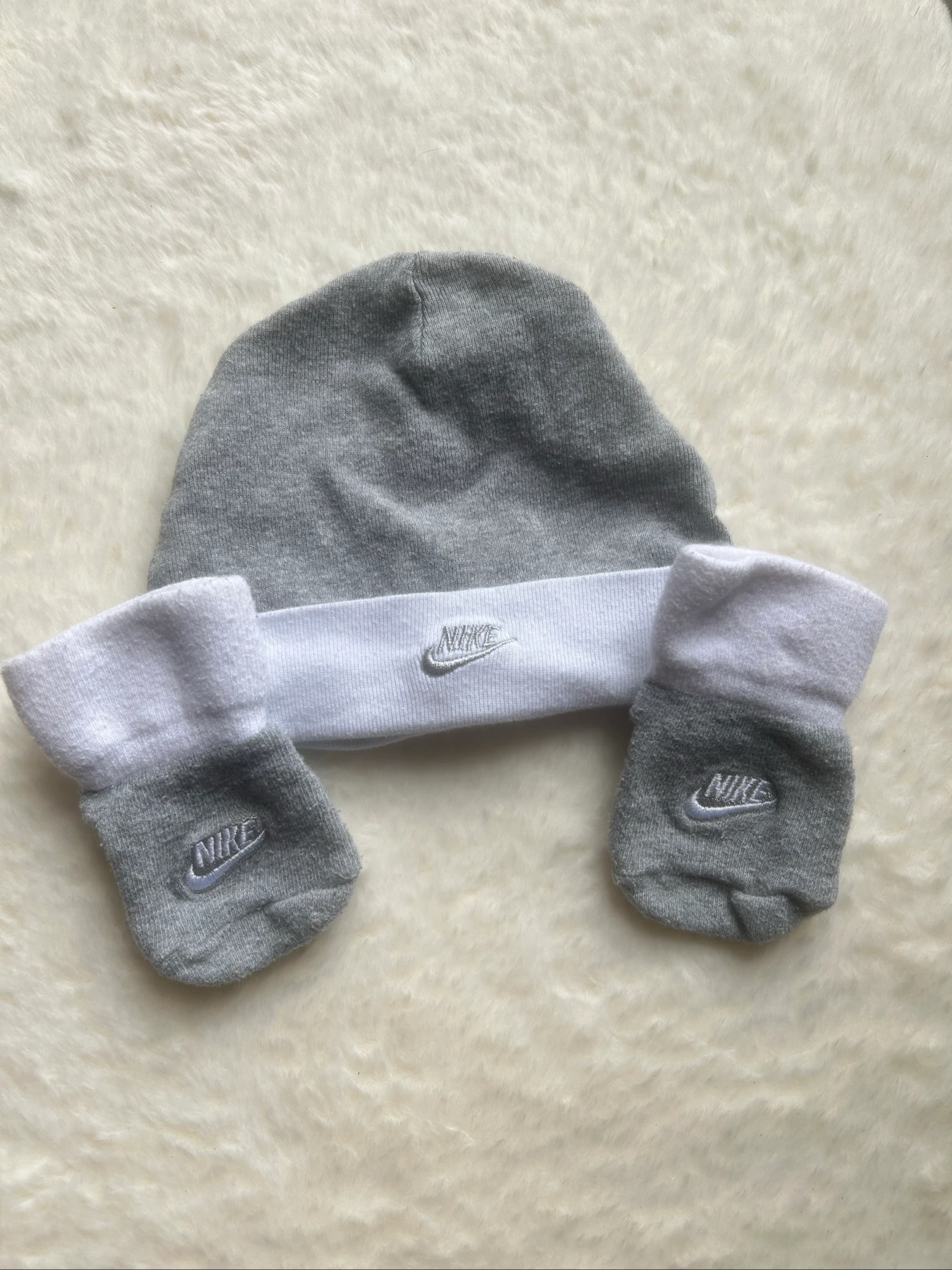 Ensemble Bonnet + Chaussettes Nike bébé • Taille 6/12 mois 